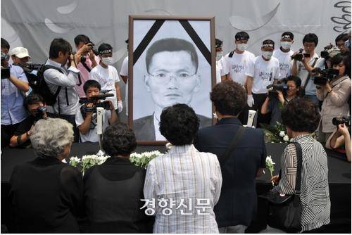 2008년 서울 시청 앞에서 열린 분신사망한 고 이병렬씨의 영결식. 경향DB