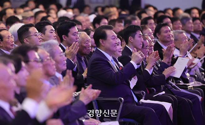 윤석열 대통령이 15일 서울 대현동 이화여자대학교 대강당에서 열린 제78주년 광복절 경축식에서 경축 공연을 보며 엄지를 들어올리고 있다. 김창길기자