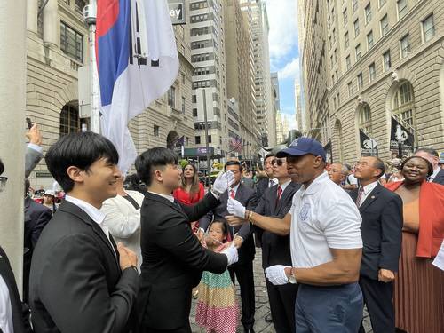 에릭 애덤스 뉴욕시장(우측)이 브라이언 전 AAYC 회장과 태극기를 게양하고 있다. 연합뉴스