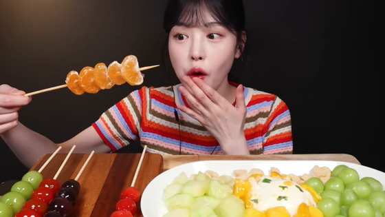 Mukbang content creator Moon Bok-hee features tanghulu during a mukbang eating session on her YouTube channel "Eat With Boki." [SCREEN CAPTURE]