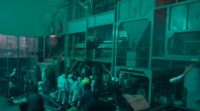 밧줄을 타고 좀비 소굴로부터 벗어나는 덱스. 넷플릭스 유튜브 캡처