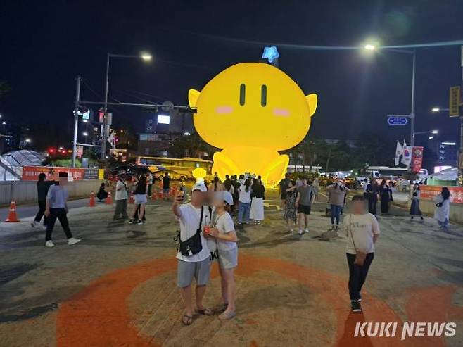 대전 0시 축제 대표 포토존이 되고 있는 꿈돌이.   사진=명정삼 기자. 