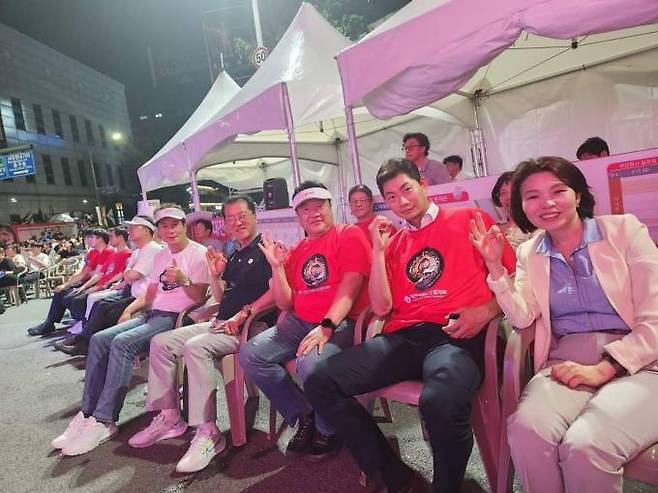 대전시의회 이상래 의장, 조원휘 부의장, 송인석 의원, 이용기 의원, 이금선 의원이 0시 축제를 즐기고 있다.   사진=이금선(더불어민주당) 대전시 의원 SNS.