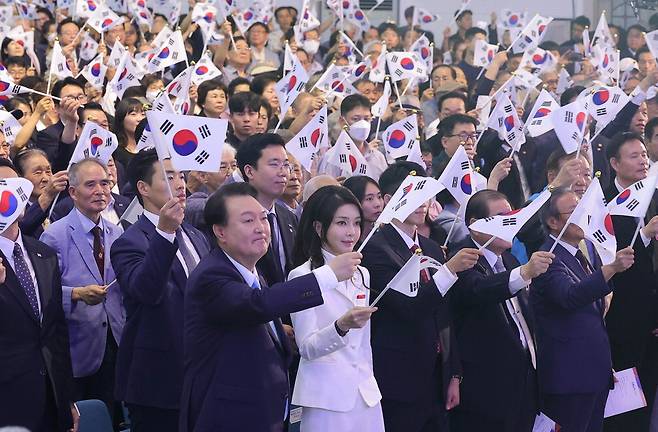 윤석열 대통령과 부인 김건희 여사(앞줄 왼쪽부터)가 15일 서울 서대문구 이화여대 대강당에서 열린 제78주년 광복절 경축식에서 태극기를 흔들고 있다. 이승환 기자