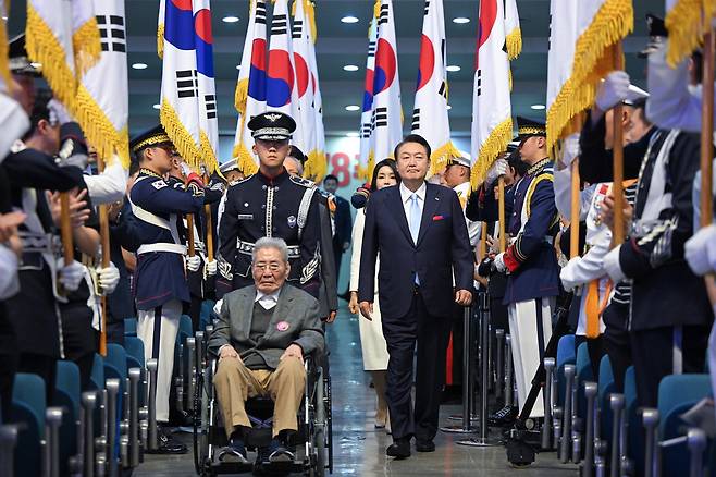 78주년 광복절 … 애국지사와 함께 입장하는 尹대통령
윤석열 대통령이 제78주년 광복절 경축식에 참석하기 위해 15일 서울 서대문구 이화여자대학교 대강당에 부인 김건희 여사(윤 대통령 뒤편), 오성규 애국지사(앞쪽 휠체어 탑승)와 함께 입장하고 있다. 이승환 기자