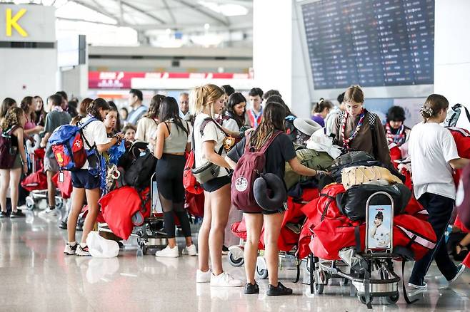 [인천공항=뉴시스] 정병혁 기자 = 2023 새만금 세계스카우트잼버리에 참가했던 스카우트 대원들이 13일 인천국제공항 제1터미널 출국장에서 출국을 위해 대기하고 있다. 2023.08.13.