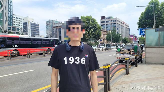 제78주년 광복절을 맞은 15일 오전 11시30분쯤 서울 종로구 보신각 앞. 10세 아들과 함께 이곳을 찾은 박모씨(45)는 가슴에 '1936'과 태극기가 새겨진 티셔츠를 입고 있는 모습./사진=김도균 기자