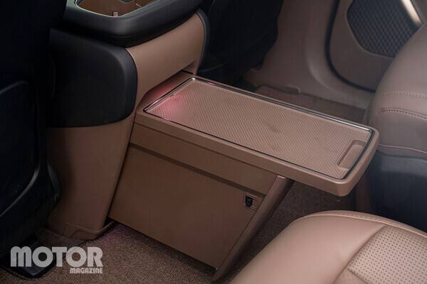 2열에서도 사용할 수 있는 센터콘솔 수납공간 사진 모터매거진 최재혁 기자​​​