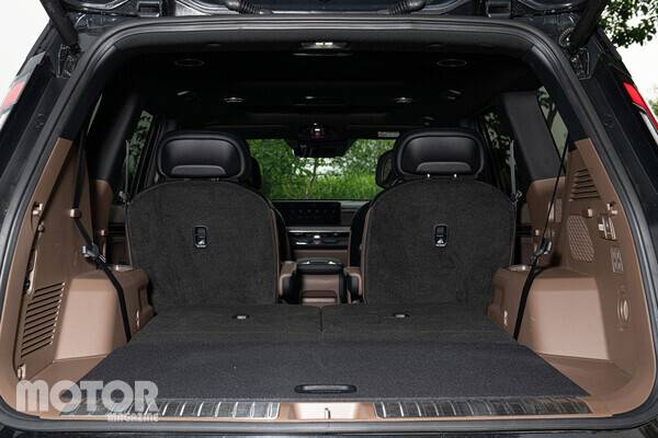 3열 시트만 접었는데도 적재 공간이 크게 늘어난다, 모터매거진 최재혁 기자