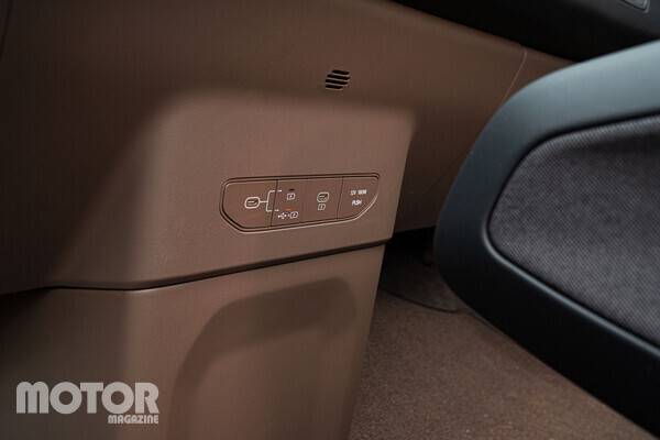 센터페시아 하단에 마련된 충전포트 사진 모터매거진 최재혁 기자