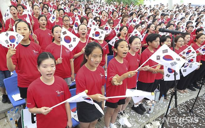 [서울=뉴시스] 김근수 기자 = 15일 서울 송파구 서울놀이마당에서 열린 '광복절 기념 합창 행사'에서 송파구민 어린이들이 광복절을 기념하며 합창하고 있다. 2023.08.15. ks@newsis.com