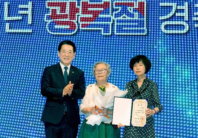 김영록 전라남도지사가 15일 도청 김대중강당에서 열린 제78주년 광복절 경축식에서 독립유공자 포상을 전수한 뒤 기념촬영을 하고 있다. 전라남도 제공