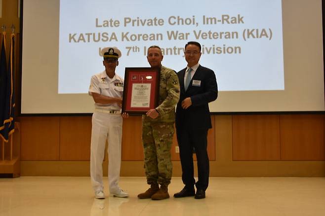 15일 경기도 평택의 주한 미군기지 캠프 험프리스에서 고(故) 최임락 일병의 조카 최호중 해군 상사가 미8군으로부터 상장을 수여받고 숀 크로켓 미8군 작전부사령관과 최진택 카투사연합회 회장과 기념촬영을 하고 있다. 대한민국카투사연합회 제공