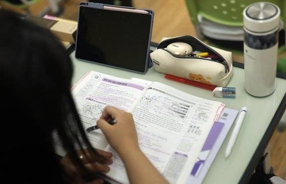 2024학년도 대학수학능력시험(수능)이 100일 앞으로 다가온 지난 8일 오후 경남 창원시 마산합포구 마산여자고등학교 3학년이 자율 학습하고 있다.&nbsp;창원=연합뉴스