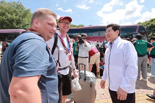 이상일 용인시장이 잼버리 대원의 임시숙소인 명지대를 찾아 대원들과 인사를 나누고 있다.
사진제공｜용인시