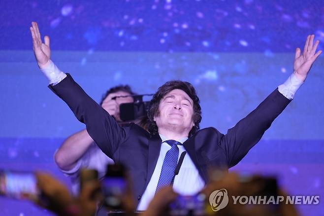 아르헨티나 예비선거 깜짝 1위 차지한 하비에르 밀레이 하원 의원 (부에노스아이레스 AP=연합뉴스) 13일(현지시간) 치러진 아르헨티나 대선 전초전 성격의 예비선거에서 1위에 오른 하비에르 밀레이 하원 의원이 부에노스아이레스 선거 캠프에서 지지자 환호에 화답하고 있다. 2023.8.15