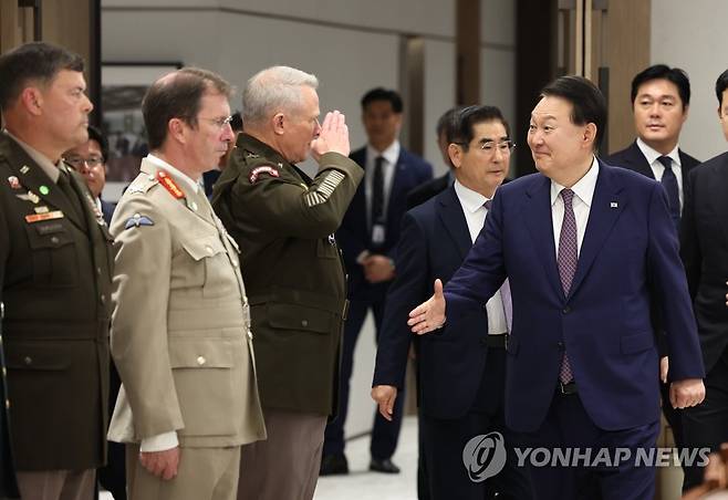 폴 러캐머라 유엔군사령관의 거수경례 받는 윤석열 대통령 (서울=연합뉴스) 임헌정 기자 = 윤석열 대통령이 10일 오후 서울 용산 대통령실 청사에서 열린 유엔사 주요 직위자 초청 간담회에서 폴 러캐머라 유엔군사령관의 거수경례를 받고 있다. 2023.8.10 kane@yna.co.kr