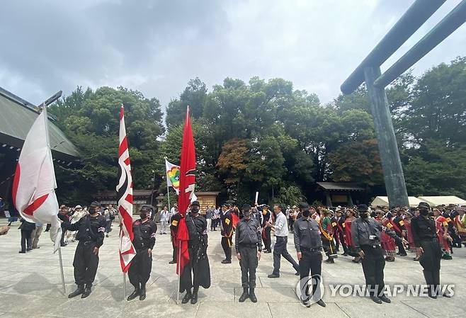 제복 입고 야스쿠니신사 찾은 사람들 (도쿄=연합뉴스) 박상현 특파원 = 일본 패전일인 15일 태평양전쟁 A급 전범이 합사된 도쿄 지요다구 야스쿠니신사에서 제복을 입은 사람들이 일렬로 서 있다. 2023.8.15