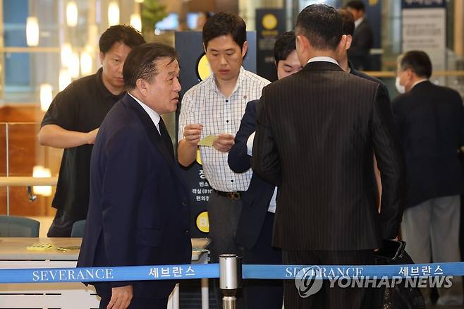 빈소 도착한 이진복 정무수석 (서울=연합뉴스) 류영석 기자 = 이진복 대통령실 정무수석이 15일 윤석열 대통령 부친 윤기중 연세대 명예교수의 빈소가 마련된 서울 신촌 세브란스병원 장례식장에 도착해 관계자들과 대화하고 있다. 2023.8.15 ondol@yna.co.kr