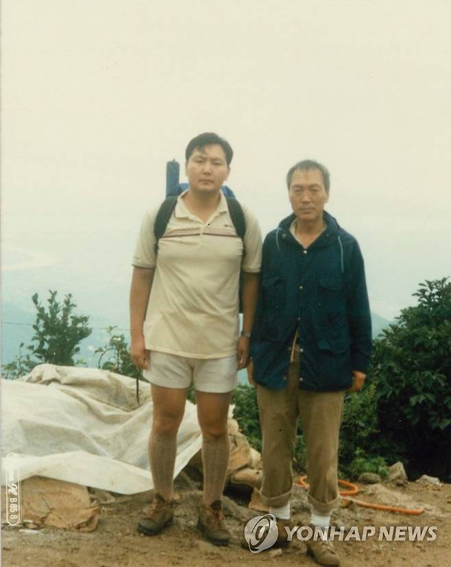 윤 대통령 부친 윤기중 연세대 명예교수 별세 (서울=연합뉴스) 진성철 기자 = 윤석열 대통령 부친 윤기중 연세대 명예교수가 15일 별세했다. 향년 92세.
     윤 교수는 1968년부터 연세대 응용통계학과 교수로 재직했으며 1976년 한국통계학회 회장, 1992년 한국경제학회 회장 등을 지냈고 경제학 분야에 기여한 공로를 인정받아 2001년 대한민국 학술원 회원이 됐다.
    사진은 고인과 윤 대통령. 2023.8.15 [대통령실 제공. 재판매 및 DB금지] zjin@yna.co.kr