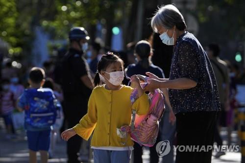 중국 베이징의 초등학교 앞 [AP 연합뉴스 자료사진]