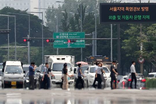 아스팔트 위로 아지랑이가 피어오르고 있다. (사진=뉴스1)