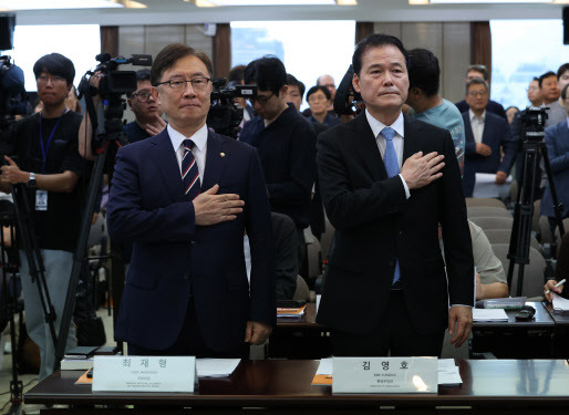 김영호 통일부장관(오른쪽)이 16일 오전 서울 중구 프레스센터에서 북한인권정보센터가 연 재중 억류 탈북민 강제송환 반대 세미나에서 국민의힘 최재형 의원과 국기에 대한 경례를 하고 있다.(사진=연합뉴스)