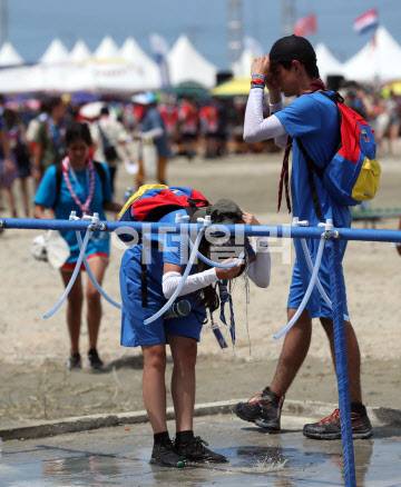 2023 새만금 세계스카우트잼버리 참가자들이 지난 4일 오전 전북 부안군 잼버리 델타구역에서 물을 뿌리며 더위를 식히고 있다. (사진=이데일리 노진환 기자)