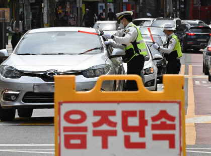 음주운전 단속 중인 경찰 (뉴시스 제공)