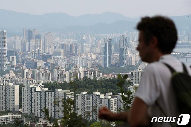 서울시 용산구 남산N타워를 찾은 관광객이 도심 아파트단지를 바라보고 있다. 2023.7.30/뉴스1 ⓒ News1 박정호 기자