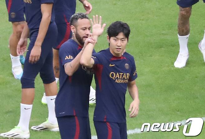 파리 생제르맹(PSG) 이강인과 네이마르가 2일 오후 부산 연제구 부산아시아드주경기장에서 K리그1 전북 현대와 쿠팡플레이 3차전을 앞두고 열린 오픈 트레이닝에서 팬들에게 인사하고 있다. 2023.8.2/뉴스1 ⓒ News1 윤일지 기자