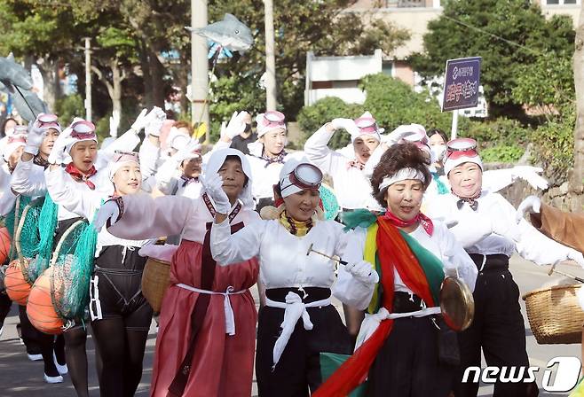 24일 오전 제주시 구좌읍 해녀박물관 일대에서 열린 제15회 제주해녀축제에서 해녀들이 거리 퍼레이드를 하고 있다.이 축제는 25일까지 이어진다.2022.9.24/뉴스1 ⓒ News1 고동명 기자