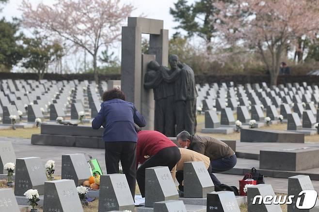 3일 제75주년 4·3추념식 봉행에 앞서 제주시 봉개동 제주4·3평화공원 행방불명인 묘역에서 유족들이 희생자의 넋을 기리고 있다. (제주도사진기자회) 2023.4.3/뉴스1