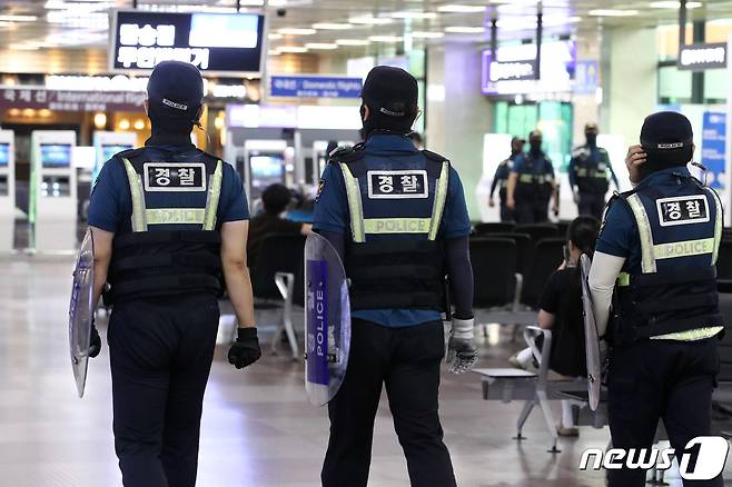 대구국제공항에 대한 '폭탄테러'와 공항 이용객 불특정 다수를 상대로 '흉기난동'이 예고된 가운데 9일 오전 경찰이 대구공항 경계를 강화하고 있다. 2023.8.9/뉴스1 ⓒ News1 공정식 기자