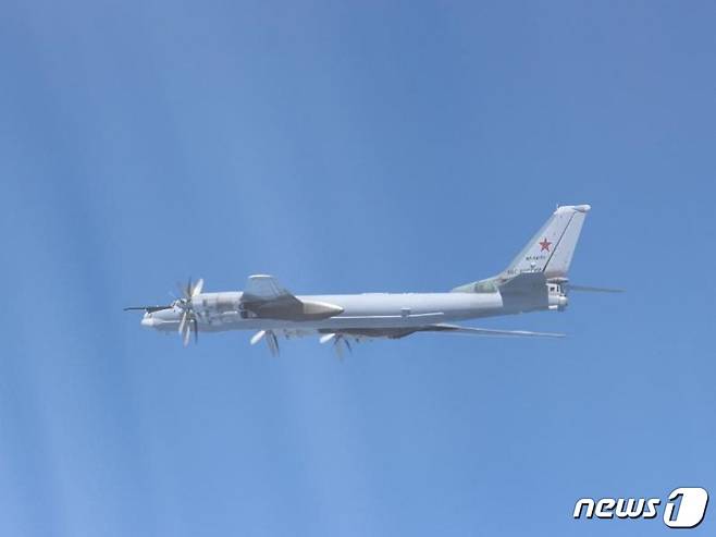 24일 러시아 TU-95 폭격기가 동중국해를 비행하고 있다. 2022.05.24/뉴스1 ⓒ 로이터=뉴스1 ⓒ News1 김민수 기자