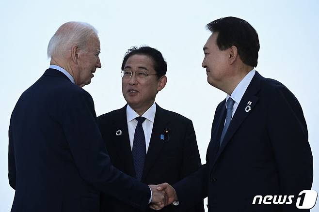 윤석열 대통령과 조 바이든 미국 대통령(맨좌측), 기시다 후미오 일본 총리(가운데)가 21일 히로시마 주요 7개국(G7) 정상회의를 계기로 히로시마에서 열리는 3국 정상회담을 위해 만나 인사를 나누고 있다. ⓒ AFP=뉴스1 ⓒ News1 최종일 기자