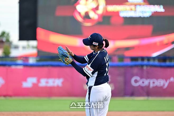 베테랑 투수 김보미가 마운드에서 내려오기 직전, 야수진에게 박수를 보내며 고마움을 전하고 있다. 선더베이(캐나다) | 황혜정기자. et16@sportsseoul.com