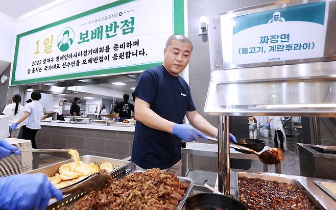 김진혁 선수단장이 선수들에게 직접 배식을 하고 있다.