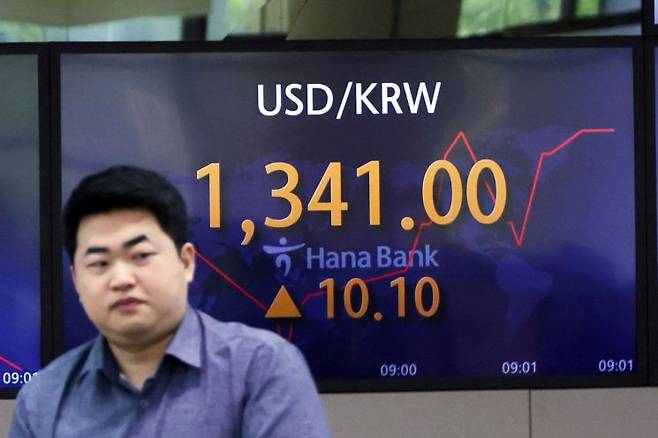 원·달러 환율이 장중 1340원대로 올라선 16일 오전 서울 중구 하나은행 딜링룸에서 직원이 업무를 보고 있다. [이미지출처=연합뉴스]