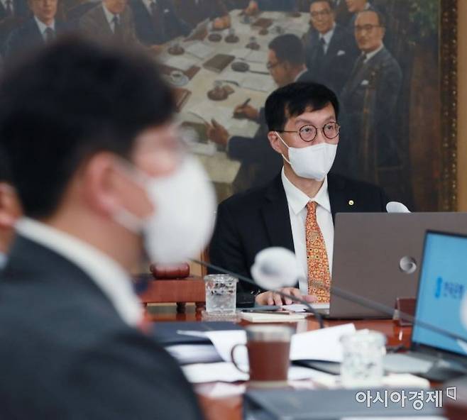 이창용 한국은행 총재가 지난달 13일 서울 중구 한국은행에서 열린 금융통화위원회 본회의에 참석하고 있다./강진형 기자aymsdream@