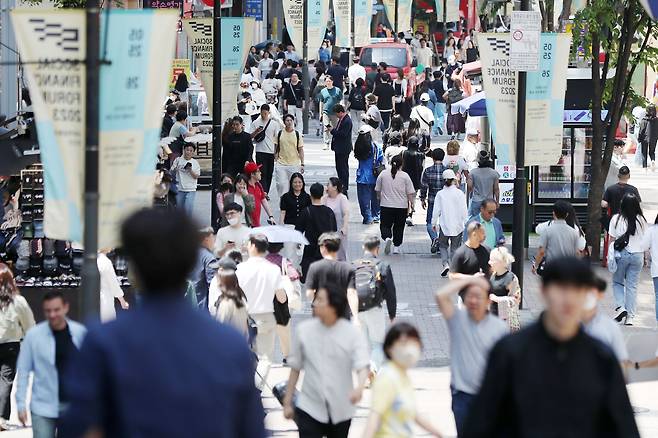 서울 중구 명동거리가 직장인들을 비롯한 시민들로 북적이고 있다. /뉴스1