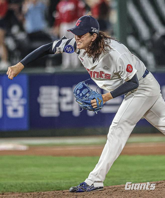 <YONHAP PHOTO-4741> 롯데 마무리 투수 김원중 통산 100 세이브 달성     (서울=연합뉴스) 16일 부산 사직야구장에서 열린 2023 프로야구 SSG 랜더스와 롯데 자이언츠의 경기. 9회초 롯데 마무리 투수 김원중이 역투하고 있다. 김원중은 이날 KBO리그 역대 21번째로 통산 100세이브를 달성했다. 2023.8.16 [롯데 자이언츠 제공. 재판매 및 DB 금지]     photo@yna.co.kr/2023-08-16 22:24:47/ <저작권자 ⓒ 1980-2023 ㈜연합뉴스. 무단 전재 재배포 금지.>