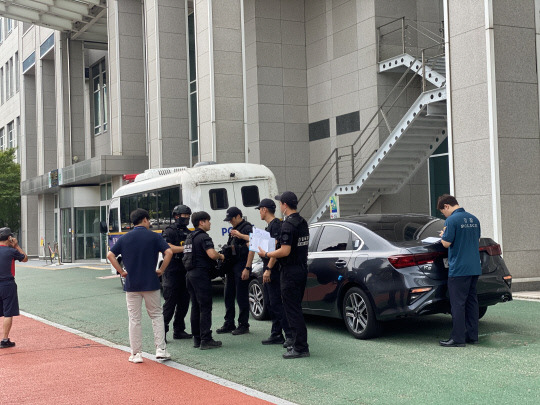 16일 오후 1시 50분쯤 대전시청 출입문 앞에서 경찰들이 대기하고 있다. 사진=정인선 기자