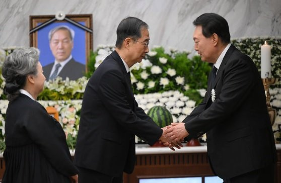 윤석열 대통령이 15일 오후 서울 서대문구 신촌세브란스병원 장례식장에 마련된 부친 고 윤기중 연세대 명예교수의 빈소에서 한덕수 국무총리 내외의 조문을 받고 있다. (대통령실 제공)