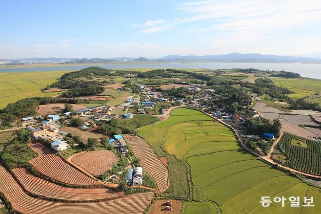 전남 해남군 산이면 황조마을.  명나라 진린 장군의 후손들이 사는 광동진씨 집성촌이다. 마을에는 중국 방향인 서향집들이 많다. 해남군 제공