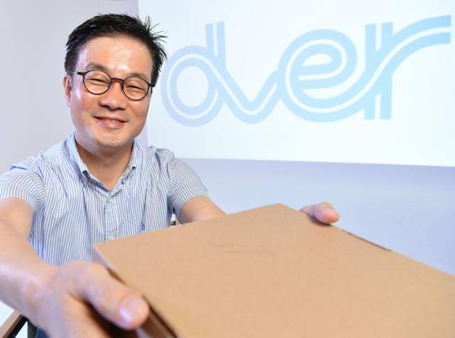 장승래 디버 대표가 디지털 기술을 도입한 문서 수발실 디포스트에 대해 설명하고 있다. 그는 대부분의 기업이 갖고 있는 문서 수발실에 디지털 기술을 접목해 바로 물품을 찾아갈 수 있도록 했다. 그는 이달 말 이후 디포스트에 물품을 전달하는 로봇도 도입한다. 안다은 인턴기자