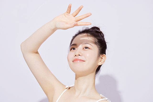 미백 기능성 화장품으로 검게 그을린 피부를 되돌리면 최소 6개월 이상 꾸준히 사용해야 한다./사진=클립아트코리아