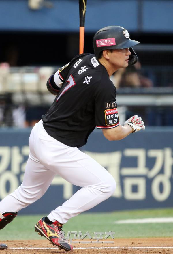 2023 KBO 프로야구 두산베어스와 kt위즈의 경기가 16일 오후 서울 잠실야구장에서 열렸다. 2회초 2사 2,3루 김상수가 2타점 적시타를 치고 있다. 잠실=김민규 기자 mgkim1@edaily.co.kr