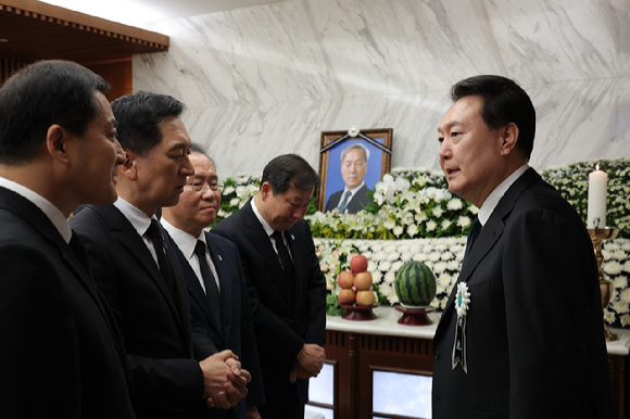 윤석열 대통령이 15일 서울 서대문구 신촌세브란스병원 장례식장에 마련된 부친 고 윤기중 연세대 명예교수 빈소에서 김기현 국민의힘 대표와 윤재옥 원내대표의 조문을 받고 있다. 2023.08.15. [사진=대통령실]