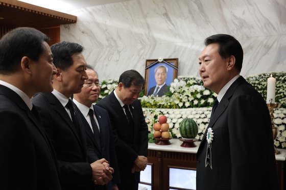 윤석열 대통령이 15일 서울 서대문구 신촌세브란스병원 장례식장에 마련된 부친 고 윤기중 연세대 명예교수 빈소에서 김기현 국민의힘 대표와 윤재옥 원내대표의 조문을 받고 있다. 사진 대통령실